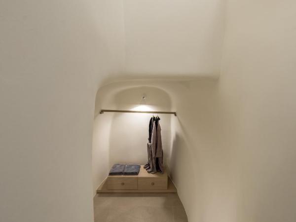 Art Maisons Oia Castle : photo 8 de la chambre suite avec petite piscine - vue sur caldeira