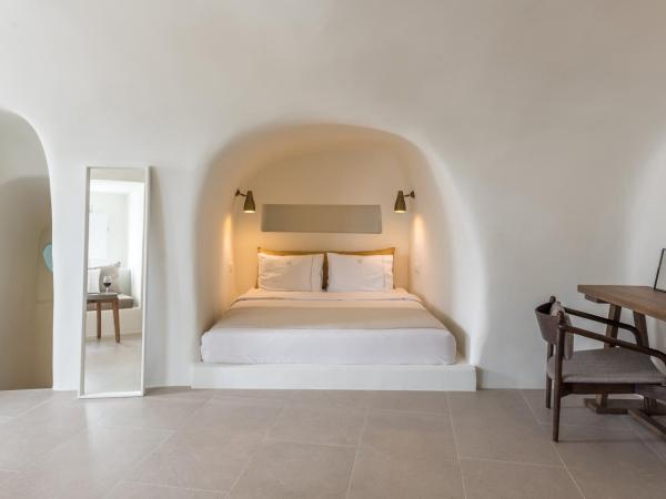 Art Maisons Oia Castle : photo 9 de la chambre suite troglodyte avec piscine - vue directe sur caldeira et coucher de soleil