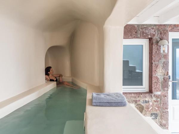 Art Maisons Oia Castle : photo 5 de la chambre villa deluxe avec piscine - vue sur caldeira et directe sur coucher de soleil