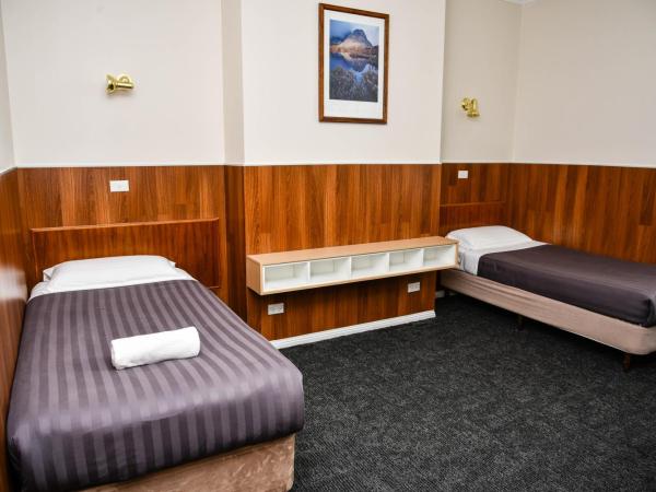 Hobart Tower Motel : photo 2 de la chambre petite chambre familiale