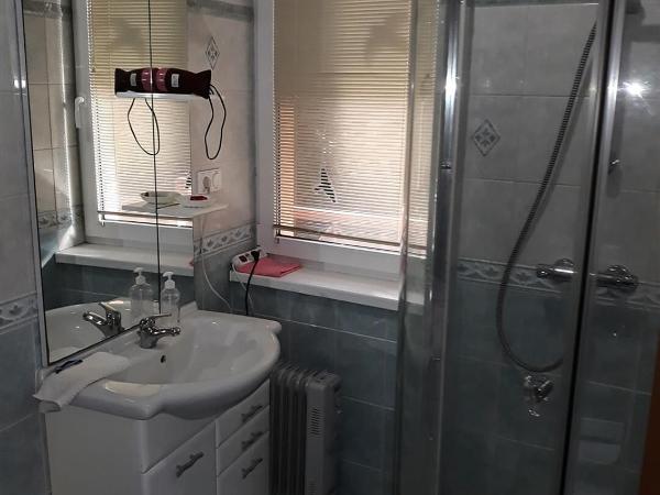 Kenézy Lux Apartman Vendégház : photo 6 de la chambre chambre triple avec salle de bains privative