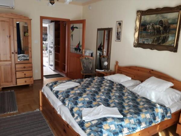 Kenézy Lux Apartman Vendégház : photo 7 de la chambre chambre triple avec salle de bains privative