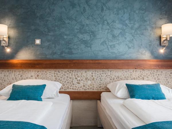 Hotel Porec : photo 1 de la chambre chambre lits jumeaux avec balcon