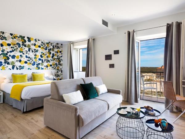 Santateresa : photo 3 de la chambre suite junior avec balcon - vue sur ville haute, falaises et mer