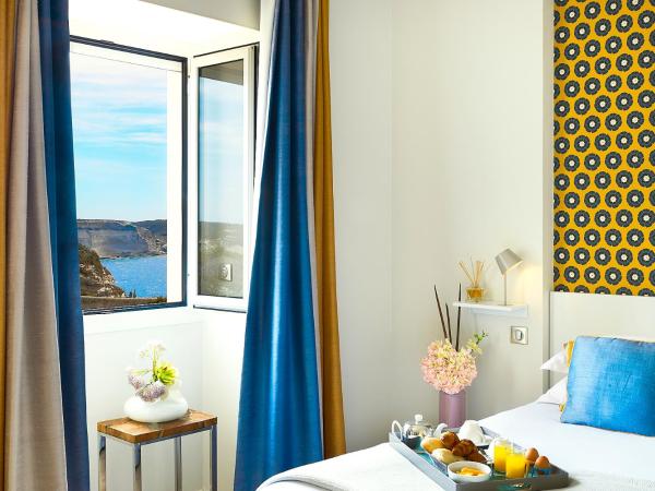 Santateresa : photo 5 de la chambre suite junior avec balcon - vue sur ville haute, falaises et mer