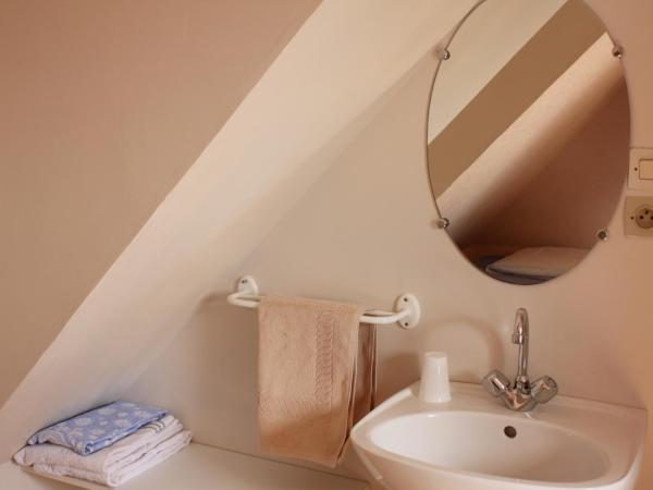 Pension de Kerioual : photo 8 de la chambre chambre lits jumeaux avec salle de bains commune