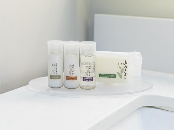 Days Inn by Wyndham Vancouver Airport : photo 4 de la chambre chambre 2 lits queen-size - non-fumeurs