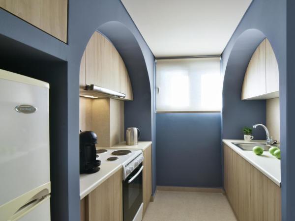 Marina Alimos Hotel Apartments : photo 1 de la chambre appartement 1 chambre premium - vue latérale sur mer