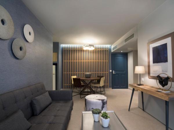 Marina Alimos Hotel Apartments : photo 7 de la chambre appartement 2 chambres premium - vue latérale sur mer