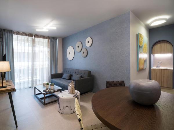 Marina Alimos Hotel Apartments : photo 10 de la chambre appartement 2 chambres premium - vue latérale sur mer