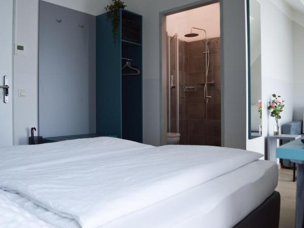 Pension Elisabeth - Rooms & Apartments : photo 1 de la chambre chambre double avec salle de bains privative