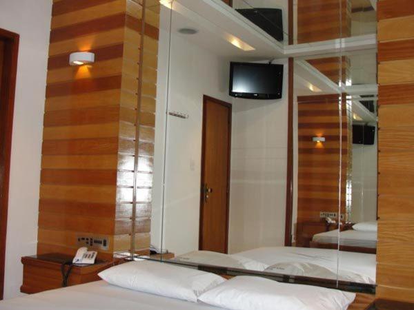 Hotel Gomes Freire (Adult Only) : photo 1 de la chambre chambre double avec baignoire spa