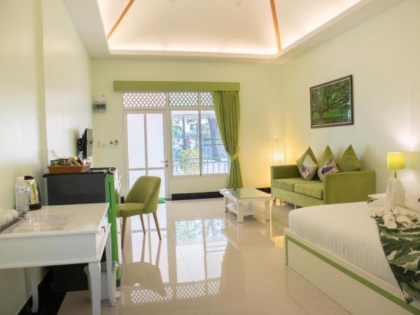 Tubtim Siam River Kwai Resort : photo 2 de la chambre chambre lit king-size - vue sur piscine 