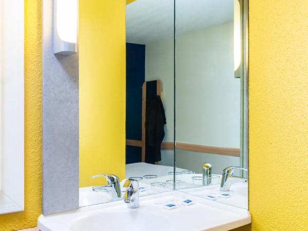 ibis budget Paris Porte de Vincennes : photo 3 de la chambre chambre triple avec 1 lit double et 1 lit superposé