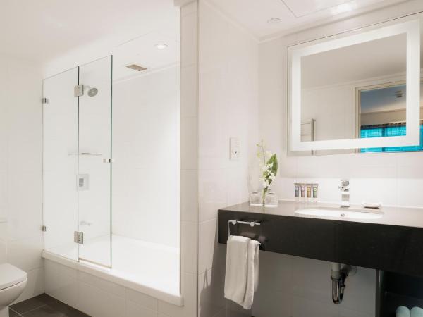 Novotel Melbourne On Collins : photo 4 de la chambre suite familiale avec 1 lit king-size et lits jumeaux