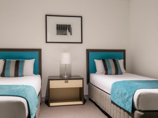 Novotel Melbourne On Collins : photo 3 de la chambre suite familiale avec 1 lit king-size et lits jumeaux