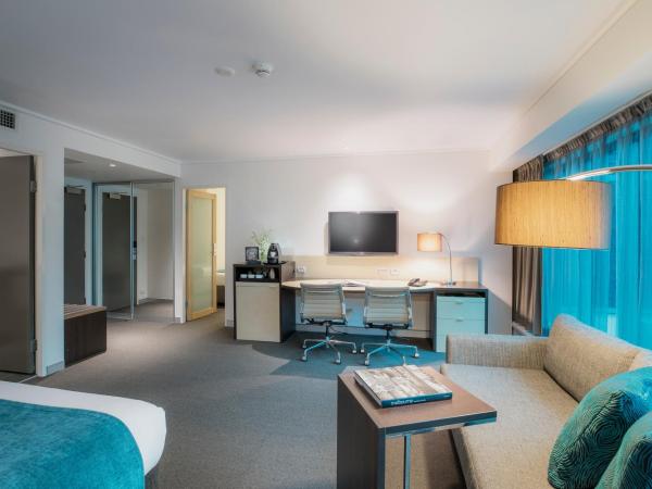 Novotel Melbourne On Collins : photo 2 de la chambre suite familiale avec 1 lit king-size et lits jumeaux