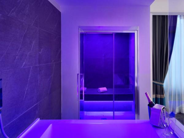 Carten : photo 7 de la chambre chambre lit king-size dépendance avec baignoire spa et sauna