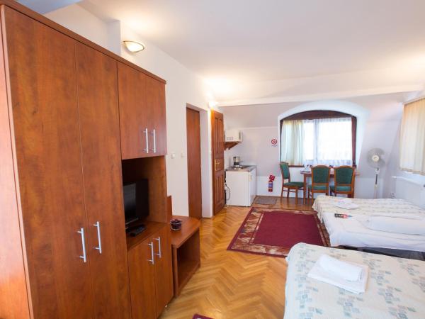 HELIOS Hotel Apartments : photo 7 de la chambre studio avec lit d'appoint