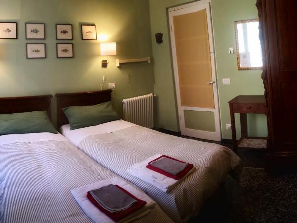Lavagna Uno : photo 4 de la chambre chambre lits jumeaux avec salle de bains commune