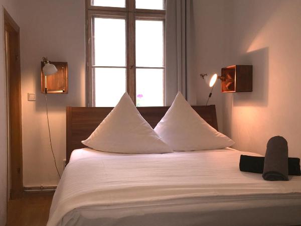 Minimal Hostel No 41 : photo 8 de la chambre chambre double avec salle de bains commune