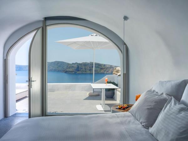 Echoes Luxury Suites : photo 5 de la chambre suite majestic avec petite piscine extérieure chauffée privée - vue sur caldeira