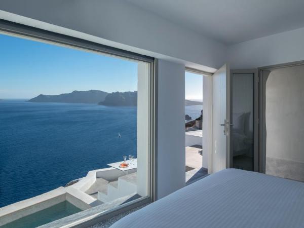 Echoes Luxury Suites : photo 5 de la chambre suite echoes avec petite piscine extérieure chauffée privée - bain à remous semi-extérieur - vue sur caldeira