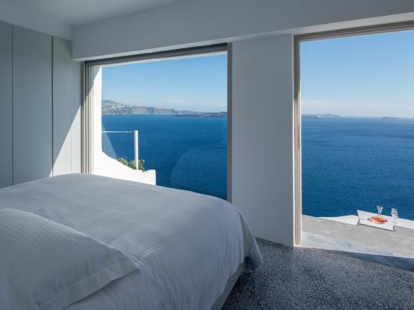 Echoes Luxury Suites : photo 1 de la chambre suite echoes avec petite piscine extérieure chauffée privée - bain à remous semi-extérieur - vue sur caldeira