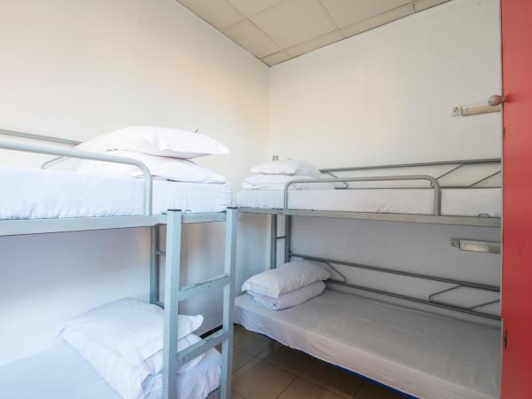 Safestay Barcelona Passeig de Gràcia : photo 5 de la chambre lit dans dortoir mixte de 4 lits avec salle de bains commune