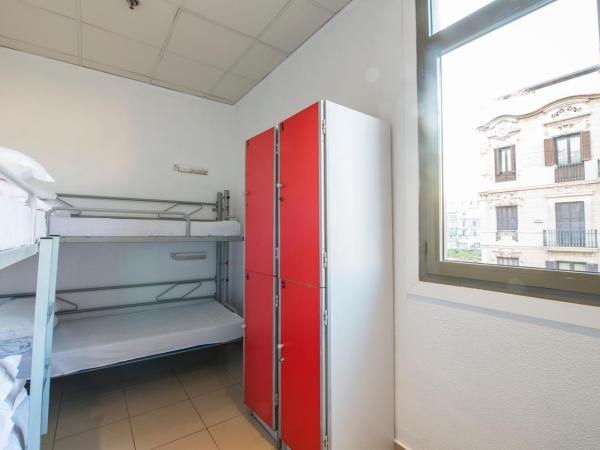 Safestay Barcelona Passeig de Gràcia : photo 9 de la chambre lit dans dortoir mixte de 4 lits avec salle de bains commune