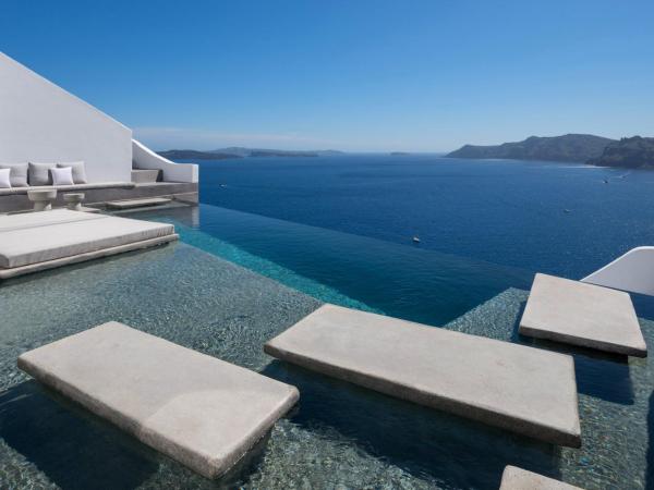 Echoes Luxury Suites : photo 4 de la chambre grande suite avec piscine à débordement extérieure privée - vue sur caldeira