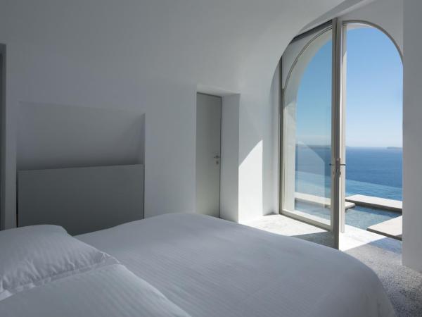 Echoes Luxury Suites : photo 7 de la chambre grande suite avec piscine à débordement extérieure privée - vue sur caldeira