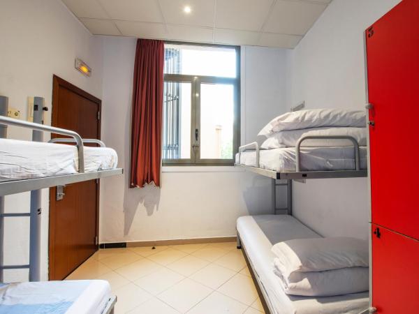 Safestay Barcelona Passeig de Gràcia : photo 3 de la chambre lit dans dortoir mixte de 4 lits avec salle de bains commune
