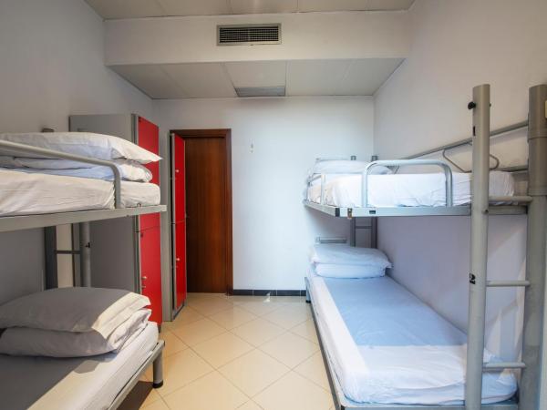 Safestay Barcelona Passeig de Gràcia : photo 1 de la chambre lit dans dortoir mixte de 4 lits avec salle de bains commune