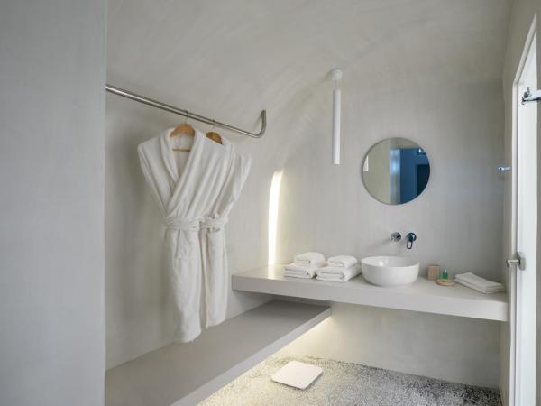 Echoes Luxury Suites : photo 5 de la chambre suite premium avec petite piscine extérieure chauffée privée - vue sur caldeira