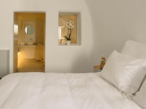 Echoes Luxury Suites : photo 2 de la chambre suite premium avec petite piscine extérieure chauffée privée - vue sur caldeira