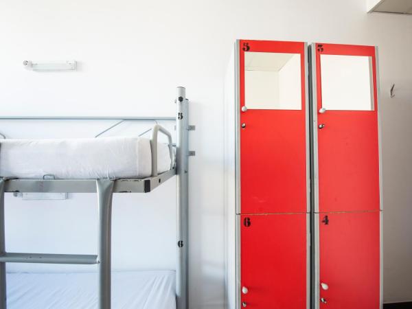 Safestay Barcelona Passeig de Gràcia : photo 7 de la chambre lit dans dortoir mixte de 6 lits avec salle de bains privative