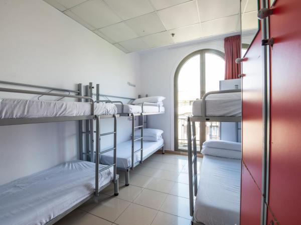 Safestay Barcelona Passeig de Gràcia : photo 8 de la chambre lit dans dortoir mixte de 6 lits avec salle de bains privative