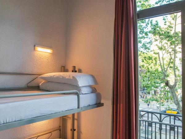 Safestay Barcelona Passeig de Gràcia : photo 7 de la chambre lit dans dortoir mixte de 8 lits avec salle de bains privative