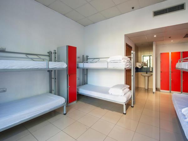 Safestay Barcelona Passeig de Gràcia : photo 5 de la chambre lit dans dortoir mixte de 8 lits avec salle de bains privative