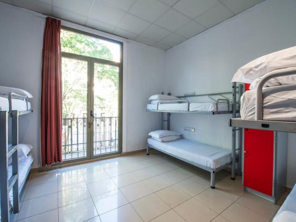 Safestay Barcelona Passeig de Gràcia : photo 4 de la chambre lit dans dortoir mixte de 8 lits avec salle de bains privative