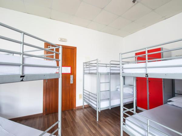 Safestay Barcelona Passeig de Gràcia : photo 5 de la chambre lit dans dortoir mixte de 12 lits avec salle de bains privative