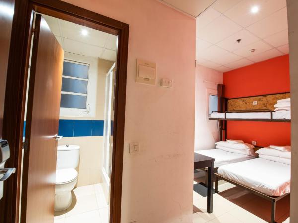 Safestay Barcelona Passeig de Gràcia : photo 1 de la chambre chambre triple avec salle de bains privative