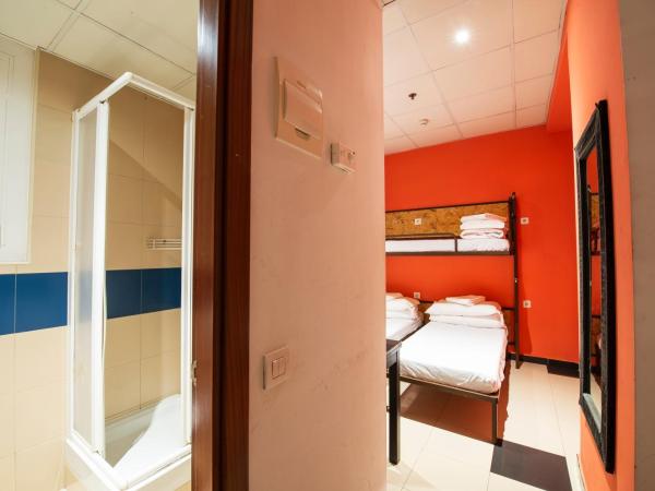 Safestay Barcelona Passeig de Gràcia : photo 6 de la chambre chambre triple avec salle de bains privative