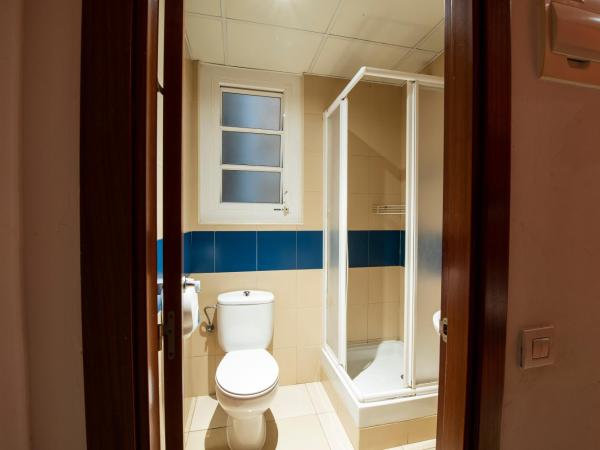 Safestay Barcelona Passeig de Gràcia : photo 3 de la chambre chambre double avec salle de bains privative