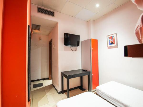 Safestay Barcelona Passeig de Gràcia : photo 3 de la chambre chambre triple avec salle de bains privative