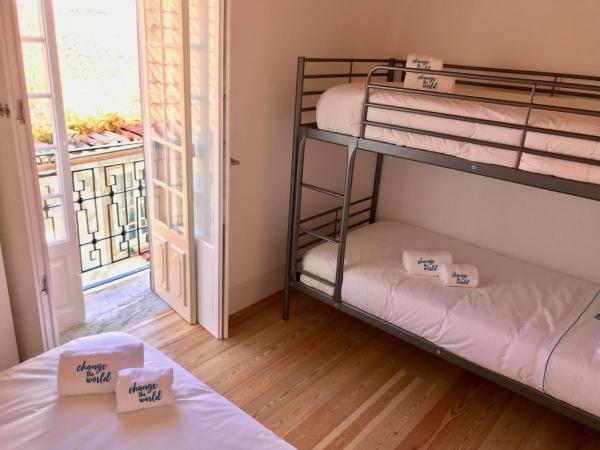 Change The World Hostels - Coimbra - Almedina : photo 2 de la chambre lit dans dortoir mixte de 3 lits