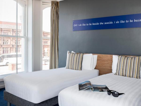 Forshaws Hotel - Blackpool : photo 6 de la chambre chambre lits jumeaux avec douche accessible en fauteuil roulant