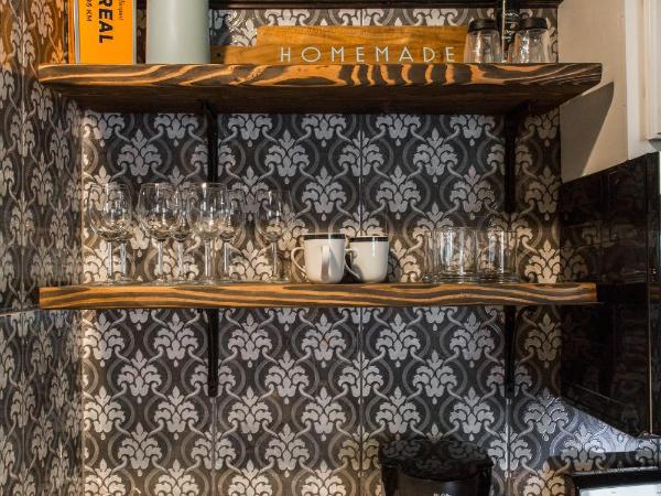 Villa Dubois Guest House : photo 6 de la chambre chambre lit queen-size avec salle de bains commune