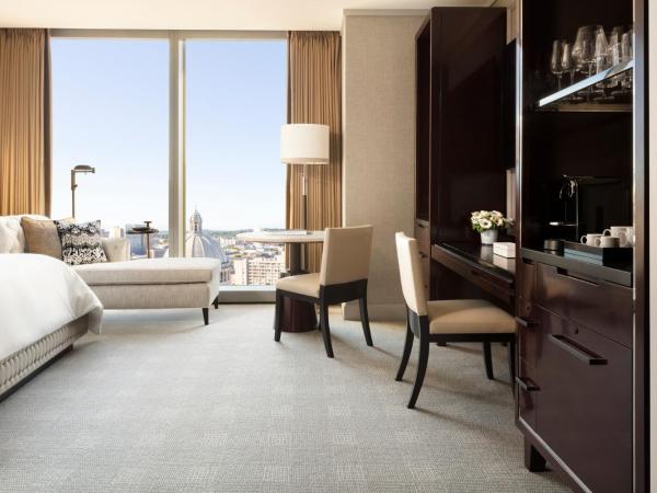 Four Seasons Hotel One Dalton Street, Boston : photo 2 de la chambre chambre lit king-size deluxe - vue sur ville